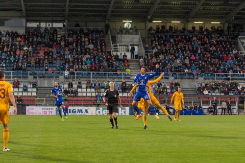 Šimon Falta při vzdušném souboji s hráčem Dukly Praha